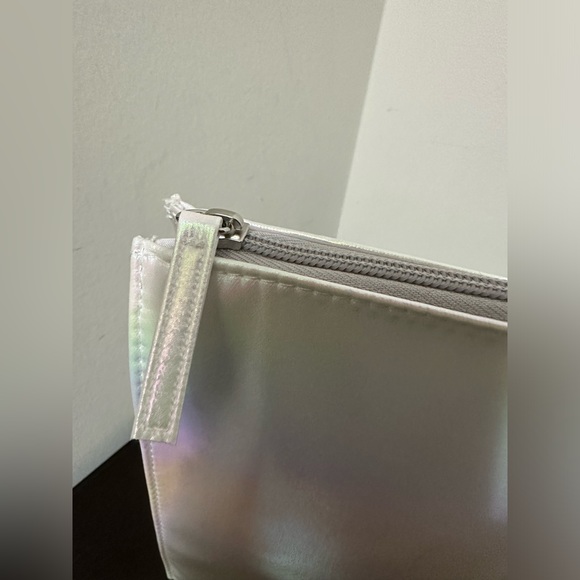 SALE….🌷2FOR 15$🌺BUMBLE AND BUMBLE HAIRCARE BAG - Picture 6 of 6